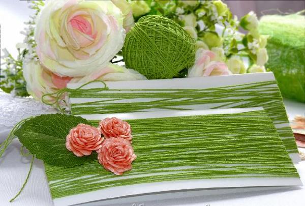 Картон, нитки и цветы — и приглашение готово. Фото с сайта www.ermilova-decor.ru