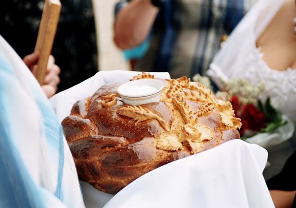 Встреча молодых с хлебом-солью и иконами. Фото с сайта triinochka.ru