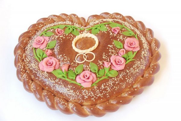 Каравай в форме сердца как символ любви. Фото с сайта www.cafekaravay.ru