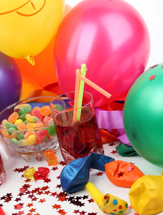 Дети непременно будут рады ярким шарикам, хлопушкам, веселым коктейльным трубочкам и ярким конфеткам в симпатичных вазочках