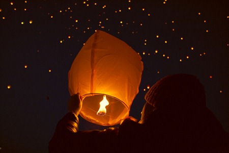 Романтичный китайский фонарик можно сделать самостоятельно. Фото с сайта abcremeslo.com