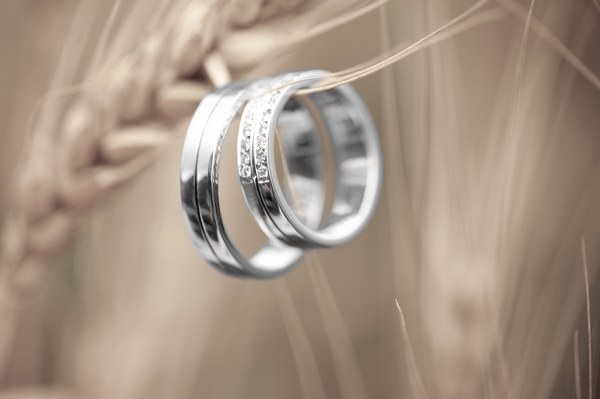 Обручальные платиновые кольца: все о них. Фото с сайта www.fotokanal.com