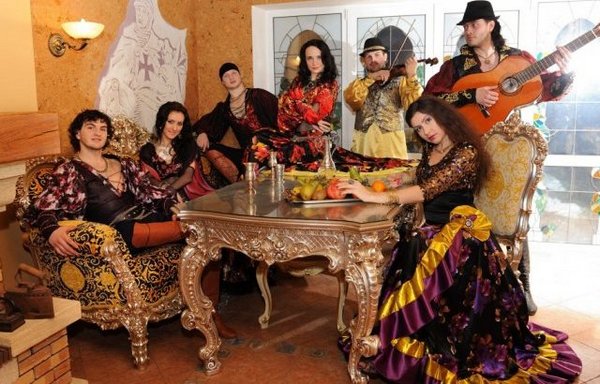 Роль цыган могут исполнить и сами гости, а можно позвать настоящий цыганский ансамбль. Фото с сайта www.bellissimo.by