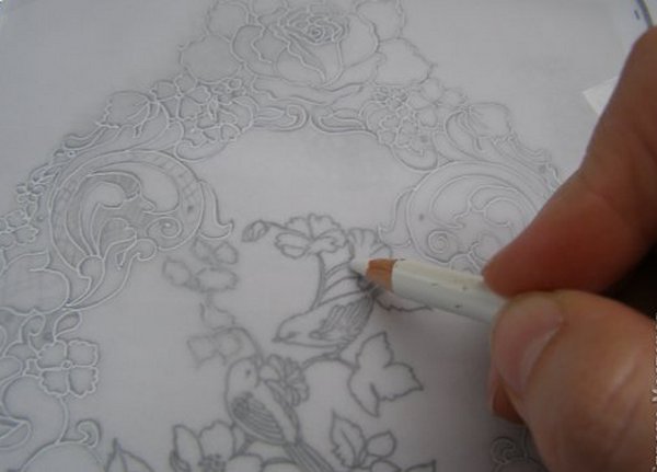 Наносим рисунок при помощи белого карандаша. Фото с сайта http://stranamasterov.ru/