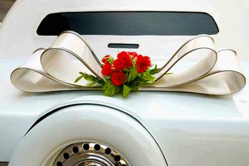Ленты и цветы — отличное украшение для машины. Фото с сайта lookathis.ru
