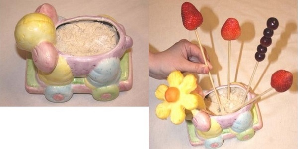 В соленое тесто вставляем шпажки с фруктами. Фото с сайта http://podarokhandmade.ru
