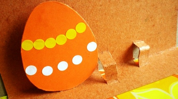Декорируем яйца и крепим их на основу. Фото с сайта http://mamaschool.ru/
