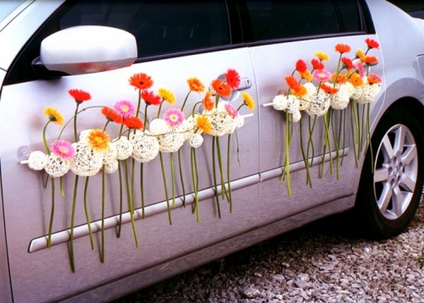 Оригинальное оформление машины цветами. Фото с сайта roza.simbis.ru 