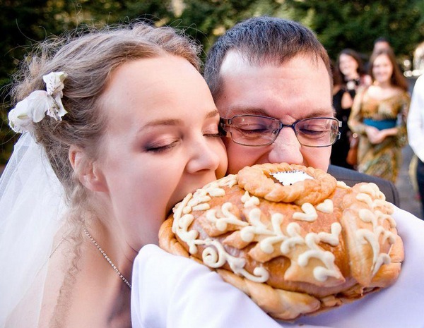 Свадебный каравай — в чем смысл обряда? Фото с сайта yourussia.ru