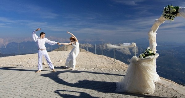 Свадьба под облаками. Фото с сайта www.salon-cheremushki.ru