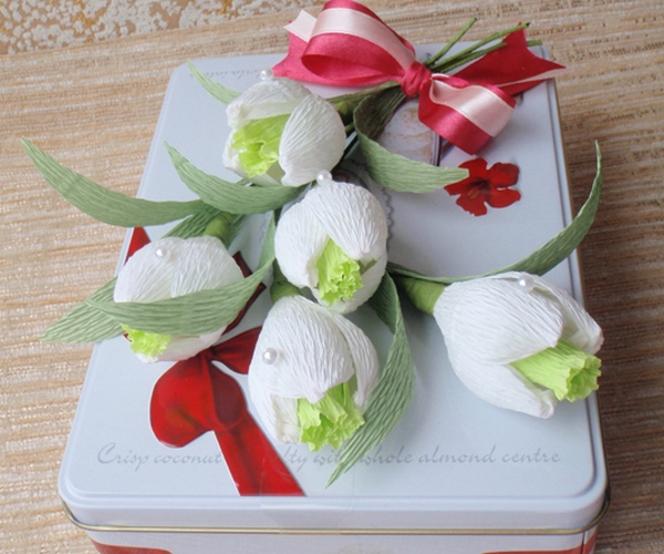 Коробка конфет с подснежниками. Фото с сайта http://content.podarki.ru/