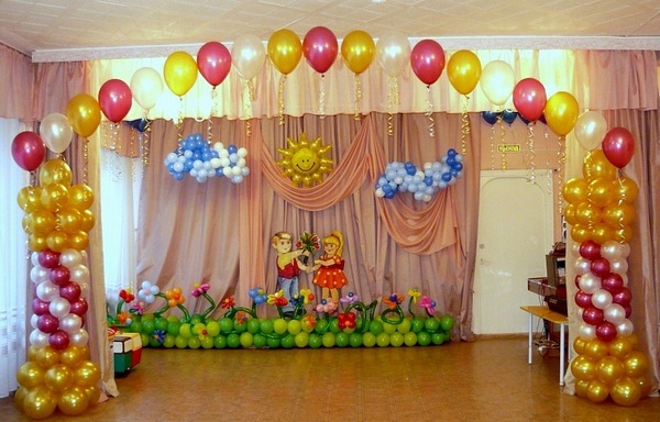 Ярко и оригинально — оформление сцены шарами. Фото с сайта sharik.kh.ua