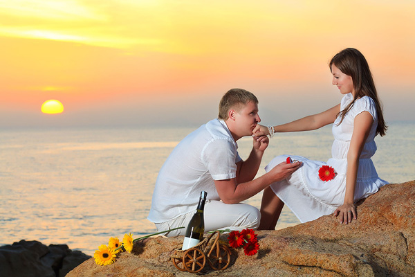 Способ предложить выйти замуж — романтический ужин на берегу моря. Фото с сайта tolkosvadba.ru