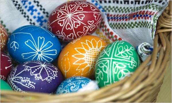 Разрисовываем яйца на Пасху. Фото с сайта home-sweet.ru