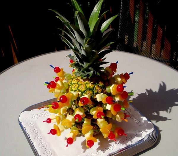 Ананас, украшенный фруктами. Фото с сайта pagewizz.com