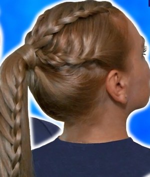 Формируем хвост, сплетенный в косу. Фото с сайта www.youtube.com