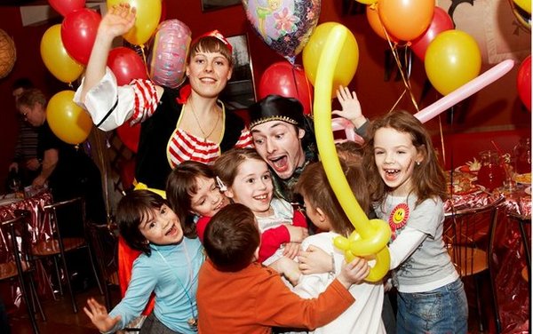 Музыка и танцы — обязательная составляющая детского праздника. фото с сайта www.prazzzdnik.ru