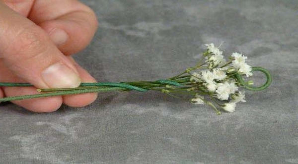 Обвиваем стебель цветка проволокой. Фото с сайта http://fb.ru