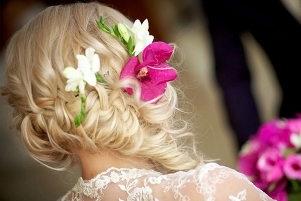 Цветы в волосах — романтично и нежно. Фото с сайта http://beauty-proceduri.ru/ 