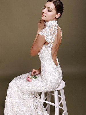 Изящный образ невесты: платье с открытой спиной. Фото с сайта firstwedding.ru