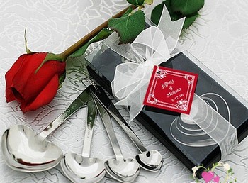 Серебряная посуда — традиционный подарок на серебряную свадьбу. Фото с сайта  svadbagolik.ru
