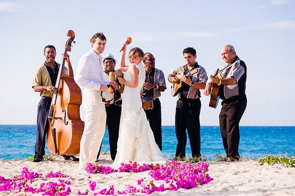 Свадьба под зажигательные кубинские ритмы. Фото с сайта www.cocoloco.spb.ru