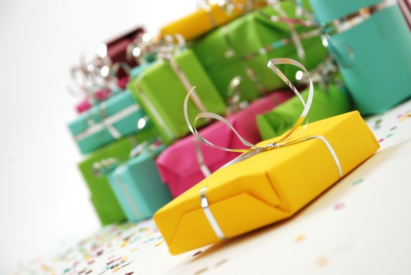 Разнообразные способы упаковки дают возможность красиво оформить любой подарок