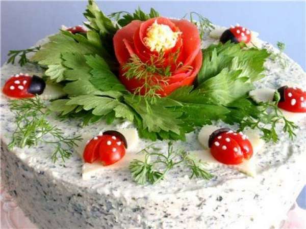 Салат можно украсить божьими коровками и розочкой из помидоров. Фото с сайта www.trilulilu.ro