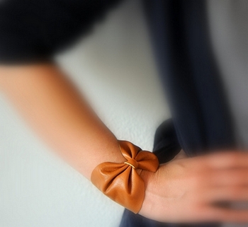Кожаный браслет в оригинальносм исполнении можно сделать своими руками. Фото с сайта www.trozo.ru
