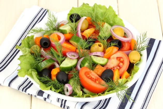 Простые в приготовлении салаты могут быть эффектными внешне и очень вкусными!