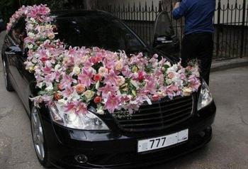 Цветы на авто в качестве украшения — нежно и красиво. Фото с сайта uniqhand.ru