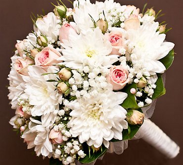 Свадебный букет из хризантем. Фото с сайта www.florencia-flower.ru