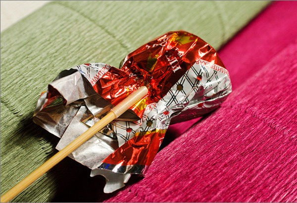 Крепим конфету к палочке. Фото с сайта http://pustunchik.ua/