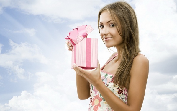 Выбираем подарок на 20 лет девушке. Фото с сайта snastroem.ru 