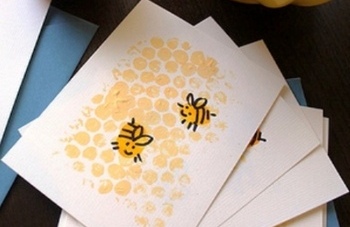 Милые пчелки украсят открытку. Фото с сайта otkrytki-svoimi-rukami.ru