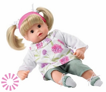 Кукла — любимая игрушка малышки. Фото с сайта podarki.domprazdnik.ru