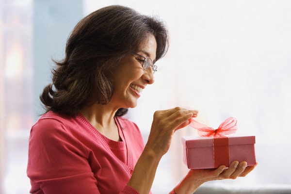 Подарки женщине на 50 лет — какие есть варианты