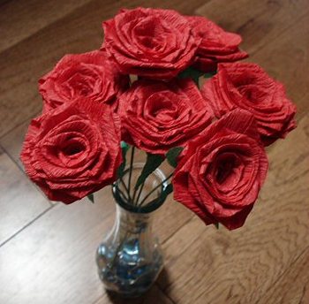 Розы из креп-бумаги украсят праздничный стол. Фото с сайта http://8marta.dworik.com/