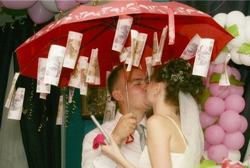Денежный зонт молодоженам! Фото с сайта prikolnye-pozdravleniya.ru