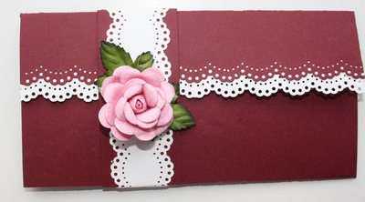 Украсить конверт можно при помощи различных декоративных деталей. Фото с сайта mama-creative.ru