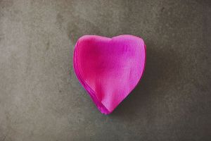 Вырезаем лепестки-сердца. Фото с сайта womanadvice.ru/