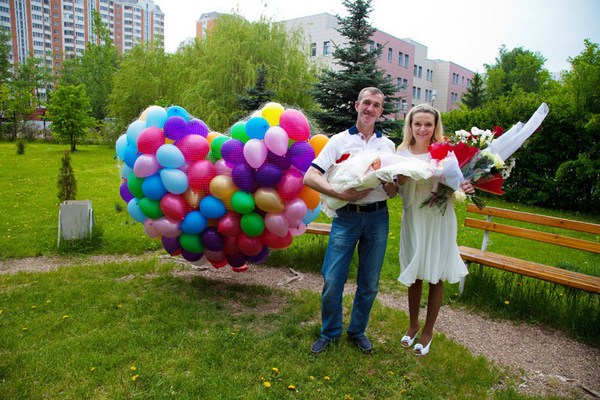 Цветы, шары, песни и танцы — жене должен запомниться ваш сюрприз. Фото с сайта qalib.ru