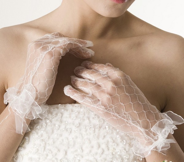 Как выбрать свадебные перчатки. Фото с сайта www.svadbagolik.ru