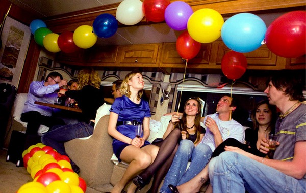 Клубный автобус для современной компании. Фото с сайта www.myjulia.ru