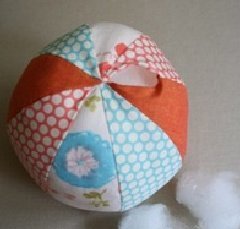 Сшиваем лепестки, набиваем мяч синтепоном. Фото с сайта moikompas.ru/