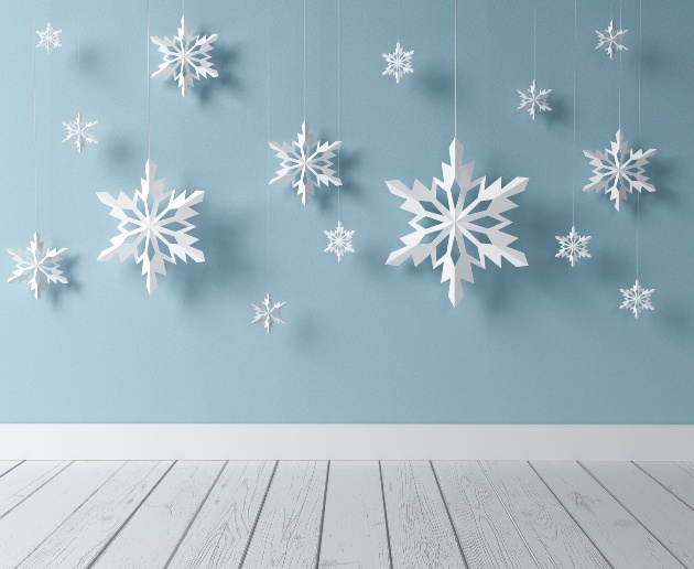 Вырезайте снежинки разных размеров, чтобы снегопад получился релистичнее и приятнее внешне