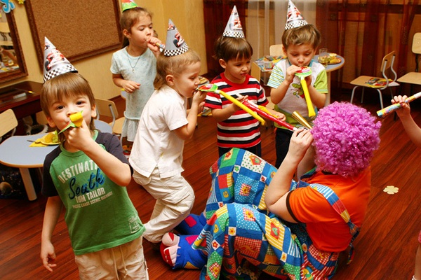 Детские конкурсы — веселые и подвижные. Фото с сайта shnurki54.ru