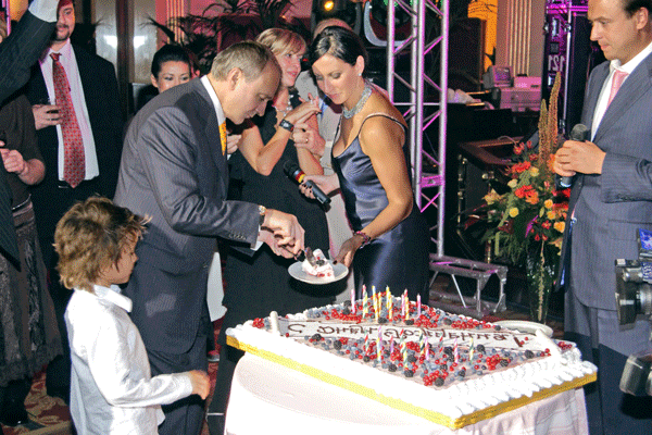 Торт от юбиляра. Фото с сайта moscowaut.ru