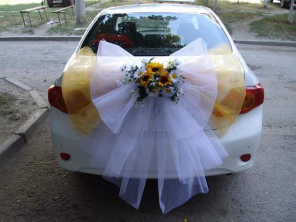 Роскошный бант из ткани — украшение свадебной машины. Фото с сайта nnbuket.ru 