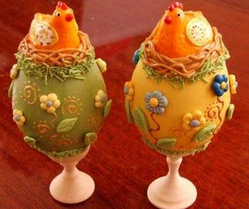 Украсить яйцо можно изящными мелкими деталями. Фото с сайта elenakoloskova.ucoz.ru